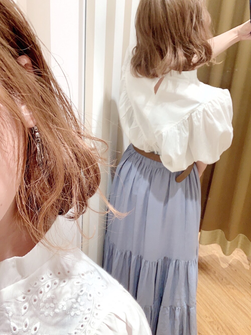 ホワイト系のシャツ/ブラウス、ベージュ系のスカート、その他のサンダルを着用したレディースの春コーディネートの10枚目の写真