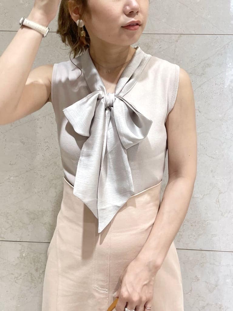 ブラウン系のサンダル、ピンク系のスカート、ブラウン系のハンドバッグを着用したレディースの夏コーディネートの6枚目の写真