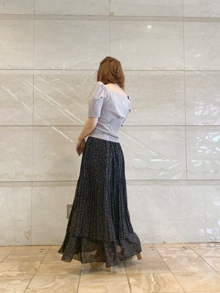 ベージュ系のサンダル、グレー系のTシャツ/カットソー、ブラック系のスカートを着用したレディースの夏コーディネートの4枚目の写真