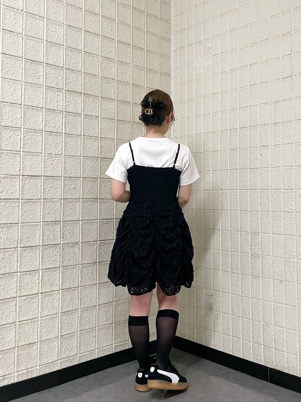 ブラック系のワンピース、ホワイト系のTシャツ/カットソーを着用したレディースの春コーディネートの2枚目の写真