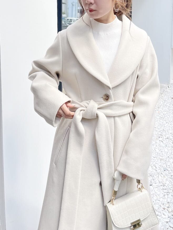 ホワイト系のその他アウター、ホワイト系のニット/セーター、ブラック系のスカートを着用したレディースの秋コーディネートの5枚目の写真