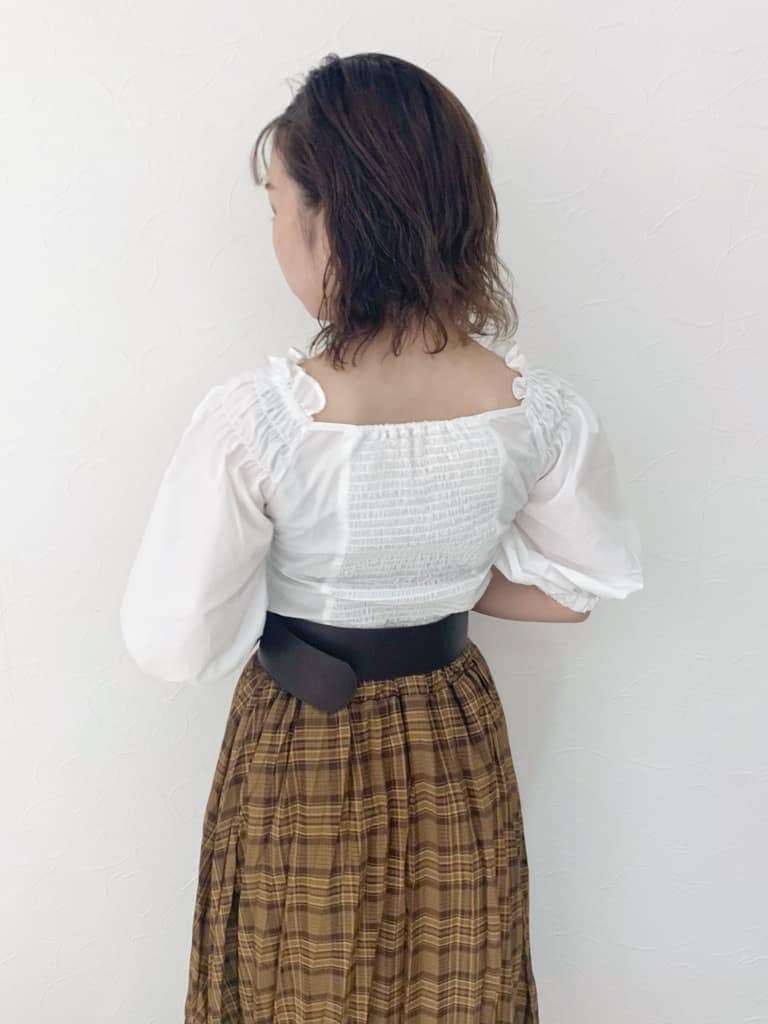 ホワイト系のシャツ/ブラウス、ブラウン系のスカート、ベージュ系のブーツを着用したレディースの夏コーディネートの7枚目の写真