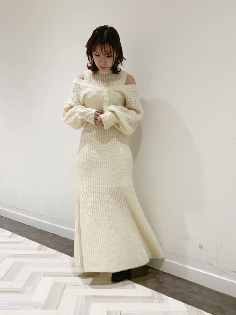 ホワイト系のワンピース、ホワイト系のブルゾン、ブラック系のブーツを着用したレディースの秋コーディネートの3枚目の写真