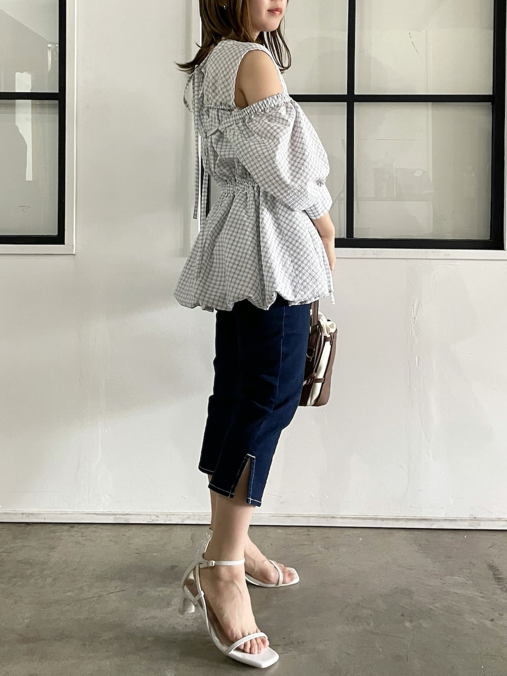 その他のシャツ/ブラウス、ブルー系のその他パンツ、ホワイト系のサンダルを着用したレディースの春コーディネートの3枚目の写真