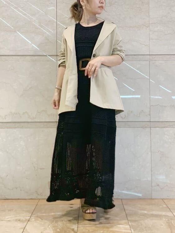 ベージュ系のテーラードジャケット、ブラック系のワンピース、ブラウン系のサンダルを着用したレディースの春コーディネートの5枚目の写真