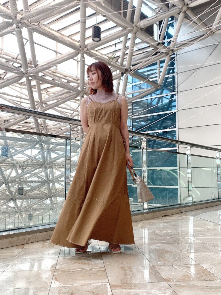 ブラウン系のワンピース、その他のサンダル、ピンク系のニット/セーターを着用したレディースの夏コーディネートの3枚目の写真