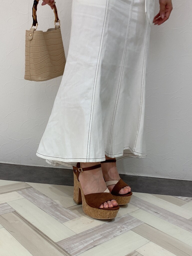 その他のサンダル、ホワイト系のシャツ/ブラウス、ホワイト系のスカートを着用したレディースの春コーディネートの6枚目の写真