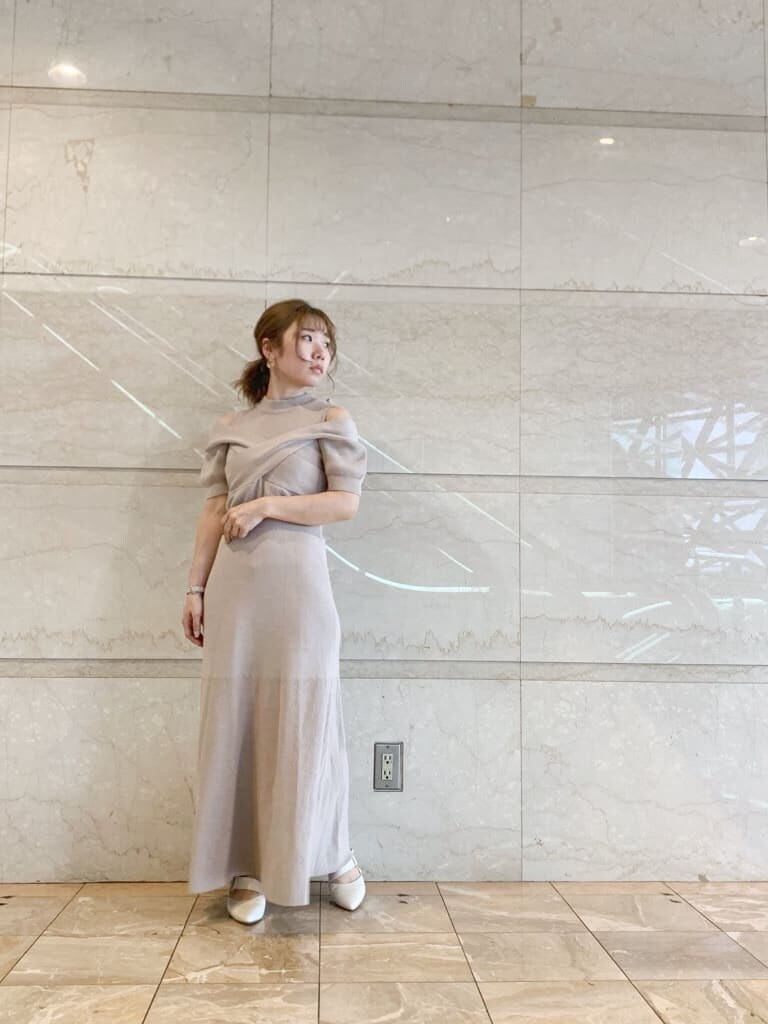 ホワイト系のライダースジャケット、ピンク系のワンピース、ホワイト系のパンプスを着用したレディースの春コーディネートの2枚目の写真