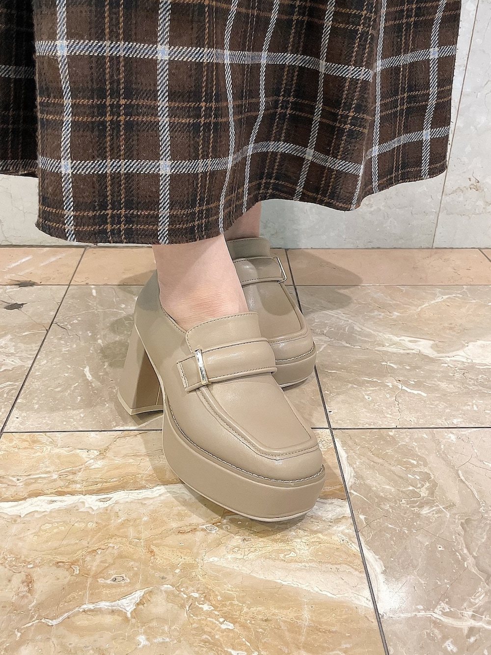 ピンク系のシャツ/ブラウス、ブラウン系のスカート、ベージュ系のローファーを着用したレディースの冬コーディネートの8枚目の写真