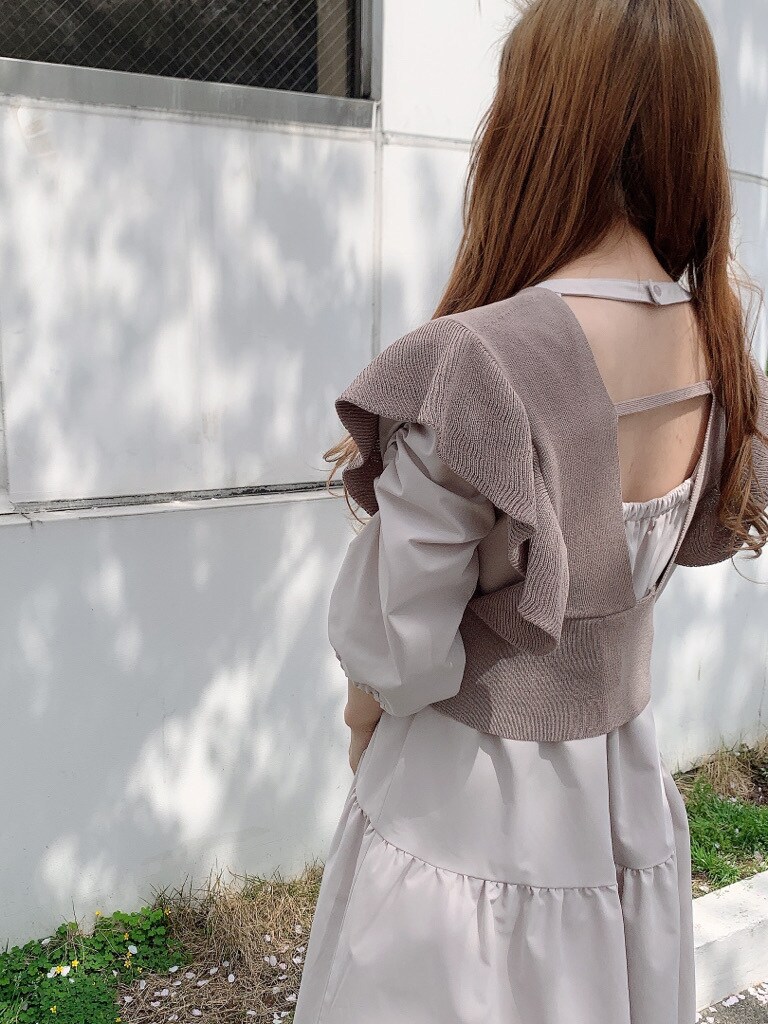 ベージュ系のサンダル、ベージュ系のチュニック、ベージュ系のベストを着用したレディースの春コーディネートの6枚目の写真