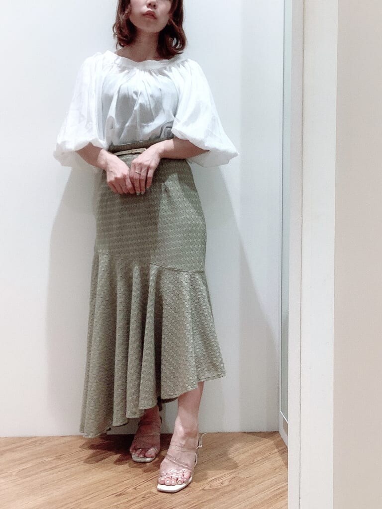 その他のサンダル、ホワイト系のシャツ/ブラウス、グリーン系のスカートを着用したレディースの夏コーディネートの4枚目の写真