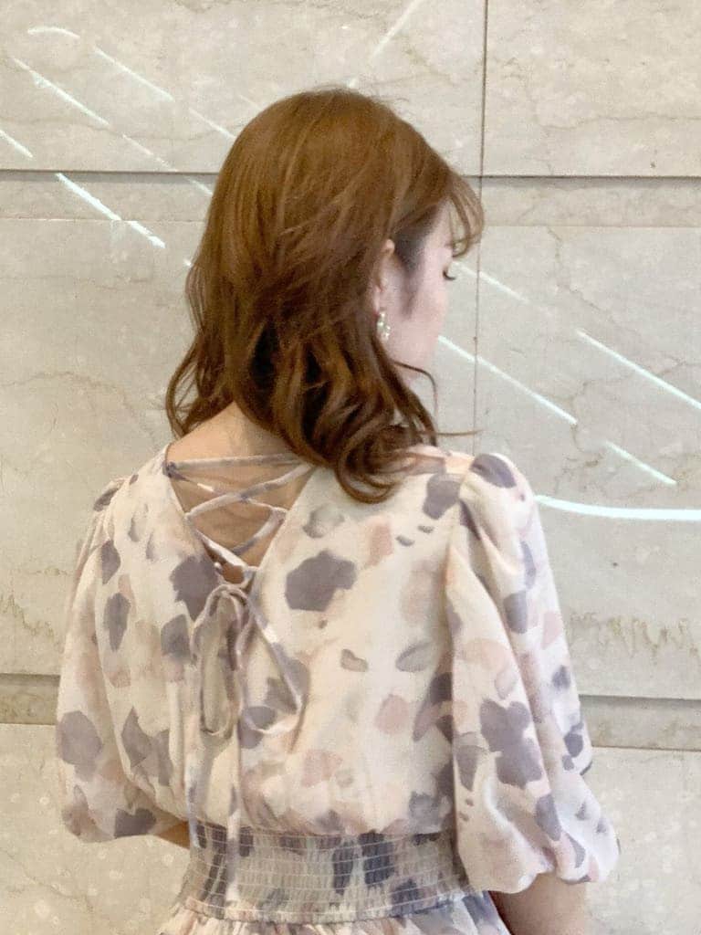 ピンク系のワンピース、ベージュ系のカーディガン/ボレロ、ベージュ系のサンダルを着用したレディースの春コーディネートの8枚目の写真