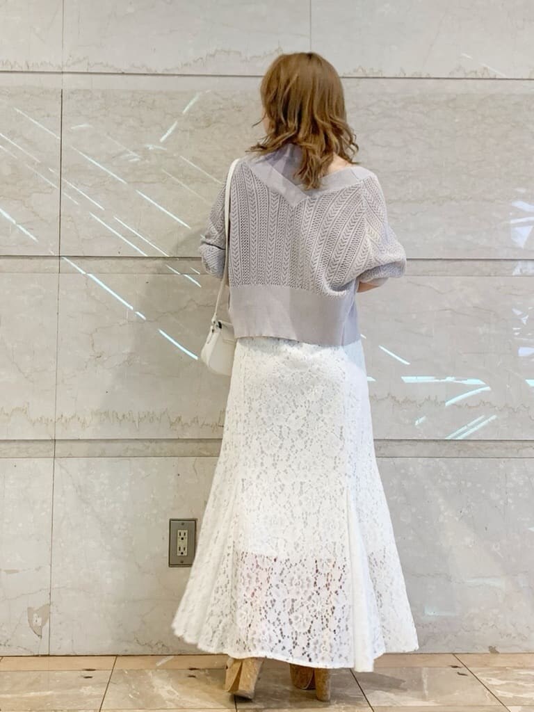 ブラウン系のサンダル、ベージュ系のサンダル、パープル系のニット/セーターを着用したレディースの春コーディネートの5枚目の写真