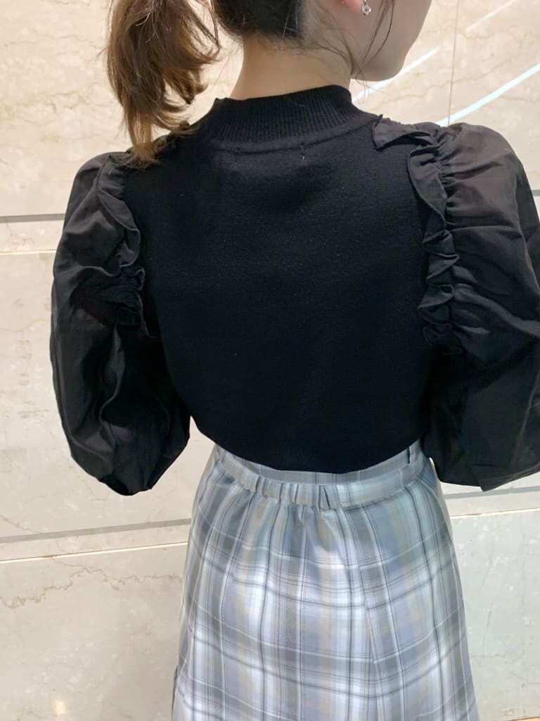 ブラック系のテーラードジャケット、ブラック系のローファー、その他のスカートを着用したレディースの冬コーディネートの8枚目の写真