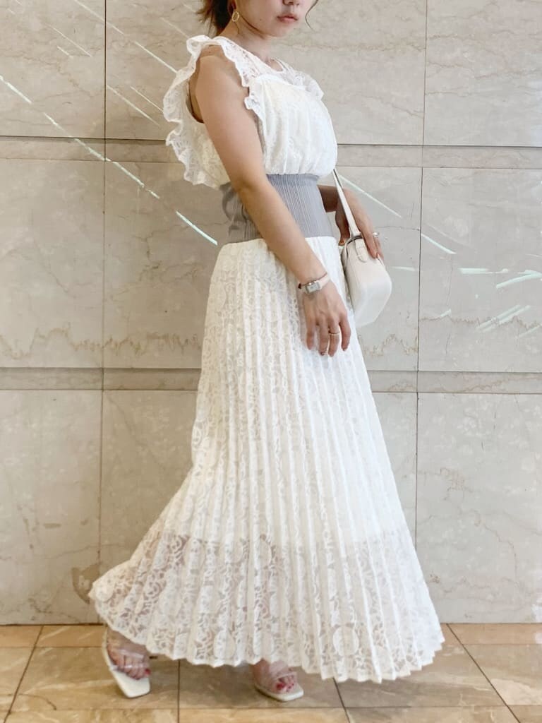 パープル系のサンダル、ホワイト系のワンピースを着用したレディースの春コーディネートの2枚目の写真