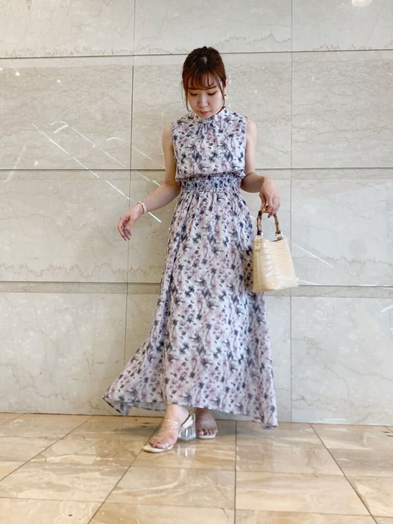 ブラウン系のサンダル、その他のサンダル、ピンク系のワンピースを着用したレディースの夏コーディネートの3枚目の写真