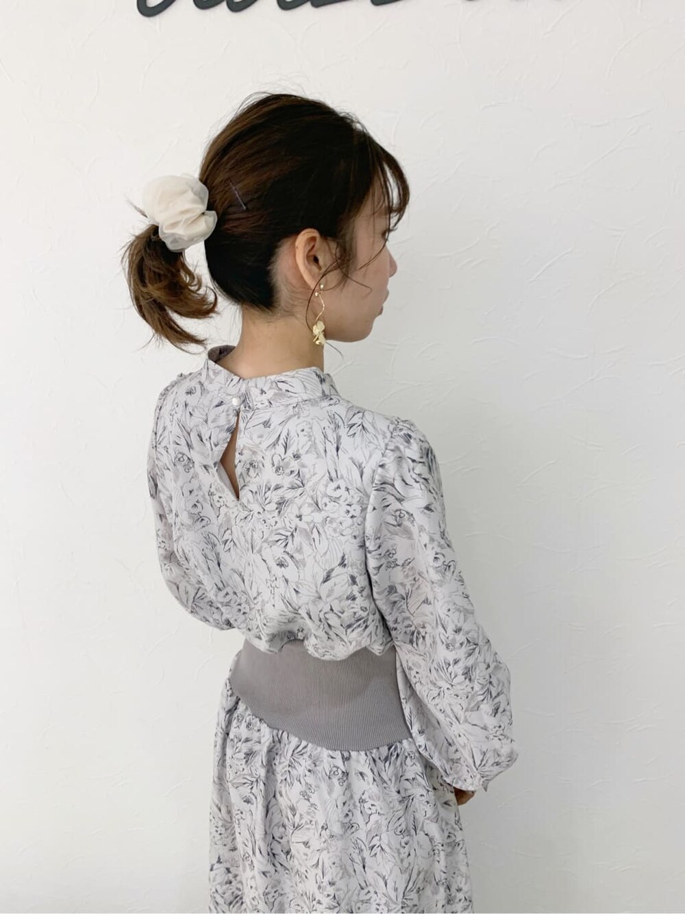 グレー系のブーツ、ブルー系のチェスターコート、グレー系のワンピースを着用したレディースの冬コーディネートの9枚目の写真