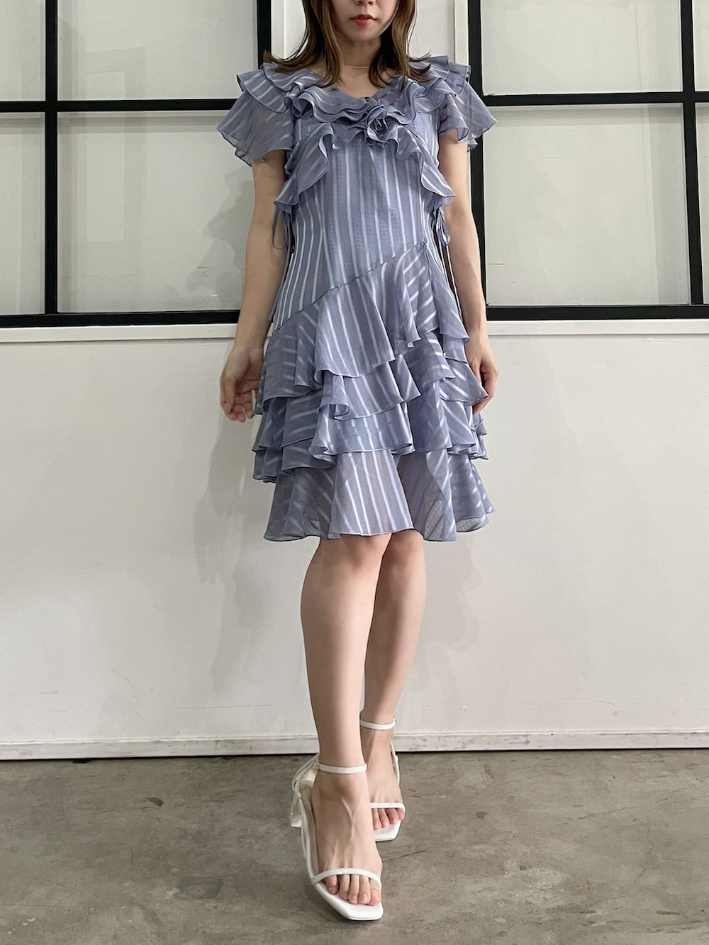 ブルー系のワンピース、ホワイト系のサンダルを着用したレディースの夏コーディネートの4枚目の写真