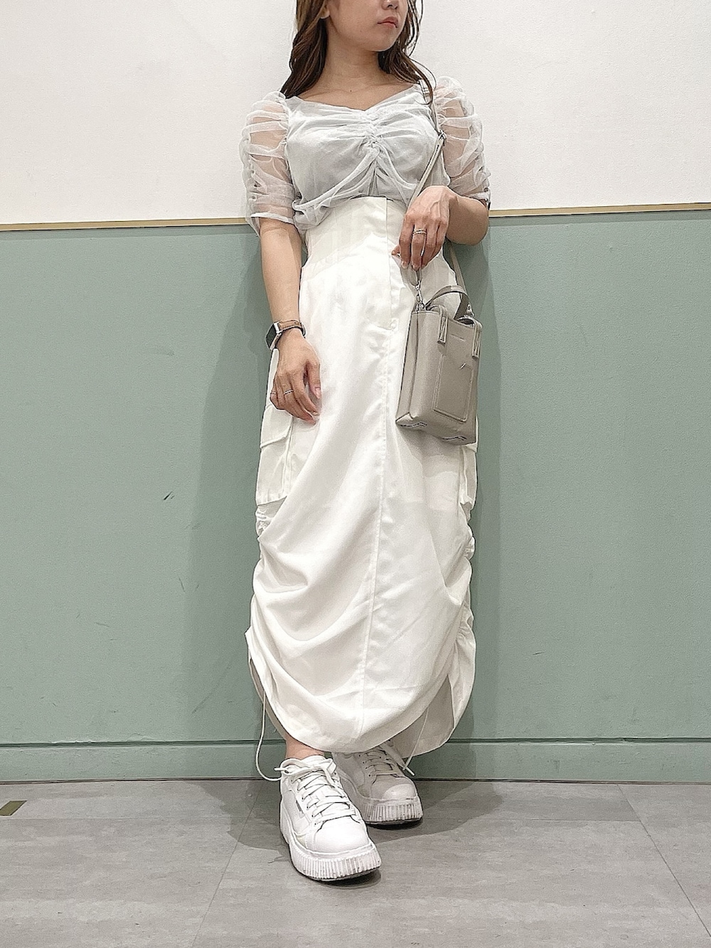 ホワイト系のスカート、グレー系のシャツ/ブラウスを着用したレディースの夏コーディネートの3枚目の写真