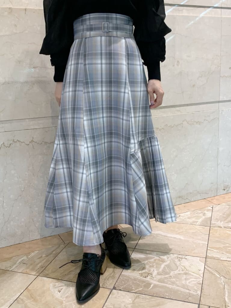 ブラック系のテーラードジャケット、ブラック系のローファー、その他のスカートを着用したレディースの冬コーディネートの9枚目の写真