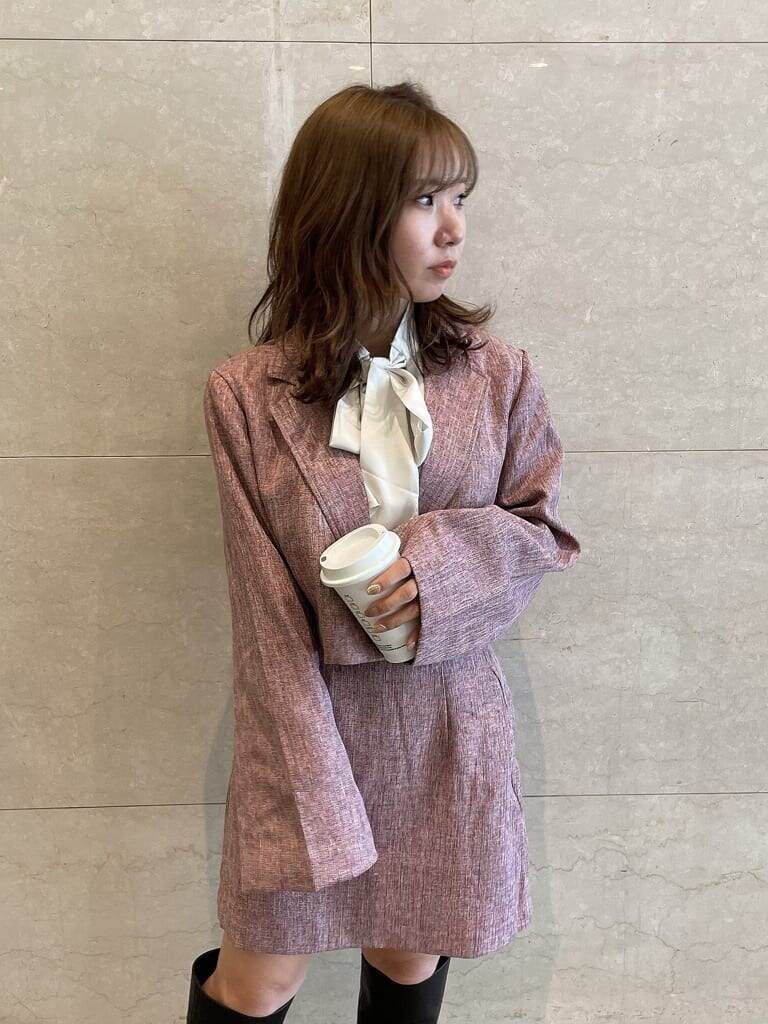 ホワイト系のシャツ/ブラウス、レッド系のその他アウター、レッド系のスカートを着用したレディースの夏コーディネートの9枚目の写真