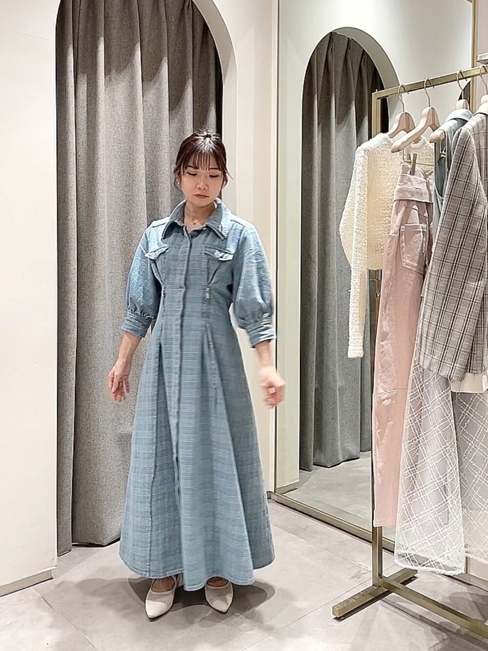 ブルー系のワンピース、ホワイト系のパンプスを着用したレディースの冬コーディネートの2枚目の写真