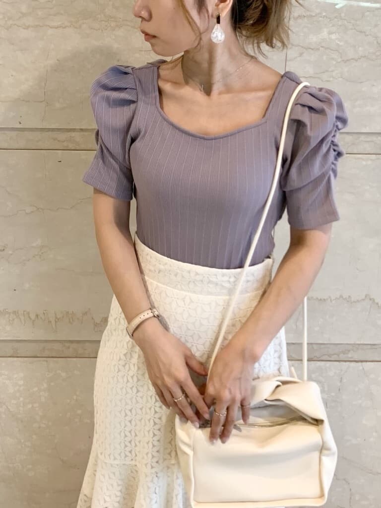 その他のサンダル、ホワイト系のスカート、ホワイト系のハンドバッグを着用したレディースの春コーディネートの5枚目の写真