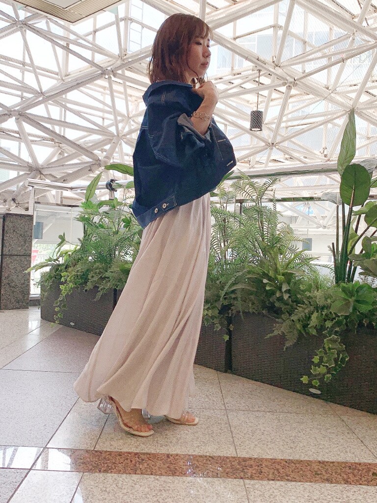 ブルー系のシャツ/ブラウス、グレー系のワンピース、その他のサンダルを着用したレディースの春コーディネートの6枚目の写真