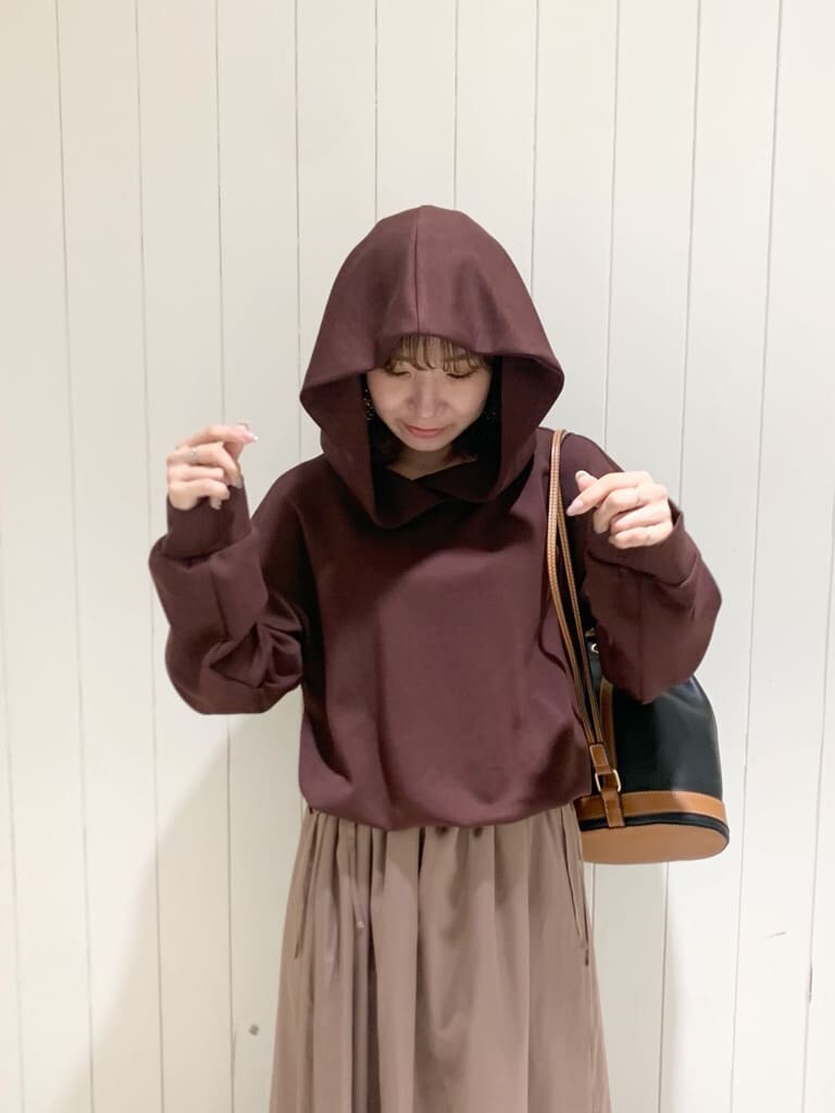 ベージュ系のワンピース、ブラック系のバックパック/リュック、ベージュ系のブーツを着用したレディースの秋コーディネートの2枚目の写真