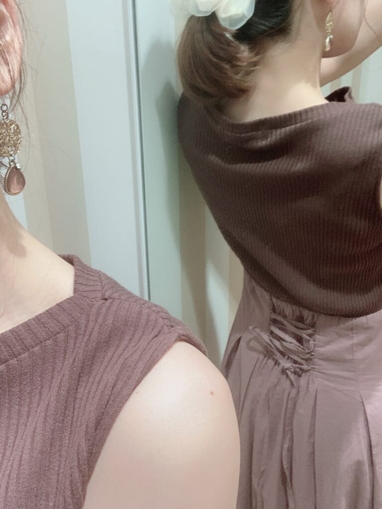 その他のサンダル、ブラウン系のワンピースを着用したレディースの夏コーディネートの6枚目の写真