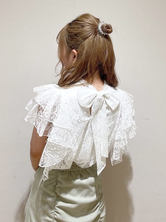 グリーン系のスカート、ブラウン系のハンドバッグ、ホワイト系のシャツ/ブラウスを着用したレディースの夏コーディネートの6枚目の写真