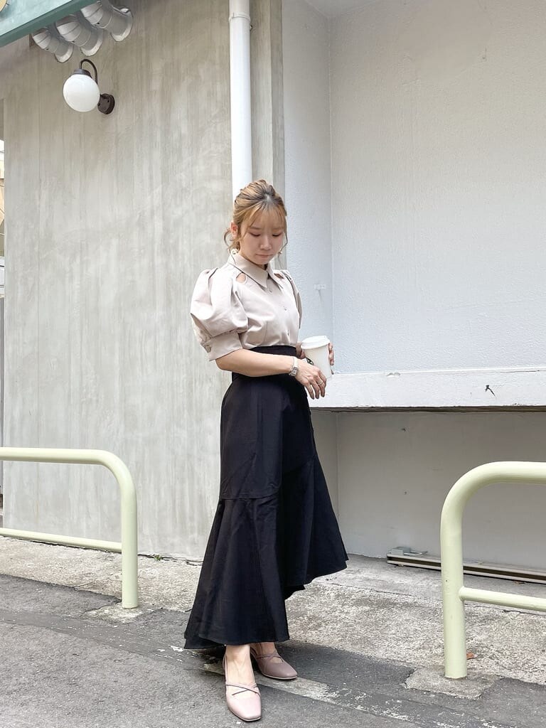 ベージュ系のシャツ/ブラウス、ブラック系のスカート、ピンク系のパンプスを着用したレディースの夏コーディネートの4枚目の写真