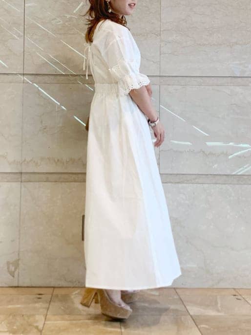 ホワイト系のワンピース、ブラウン系のショルダーバッグを着用したレディースの春コーディネートの3枚目の写真