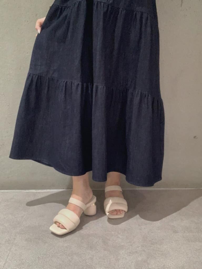 ベージュ系のサンダル、ブルー系のワンピース、ホワイト系のサンダルを着用したレディースの春コーディネートの10枚目の写真