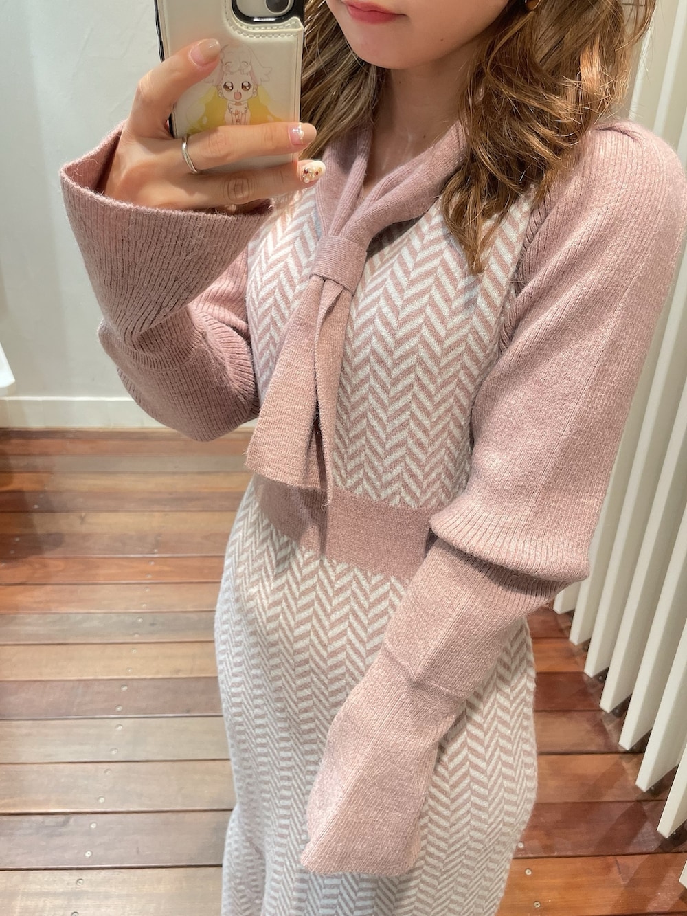 ピンク系のワンピース、ベージュ系のブーツを着用したレディースの秋コーディネートの5枚目の写真