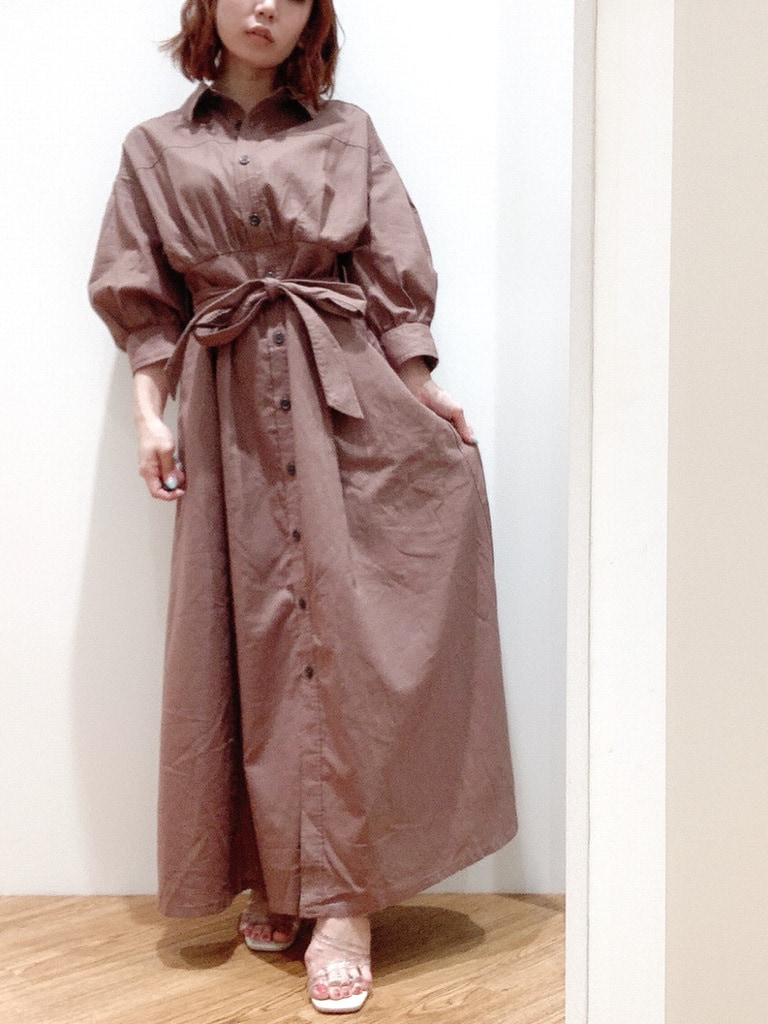 ブラウン系のワンピース、その他のサンダルを着用したレディースの夏コーディネートの5枚目の写真