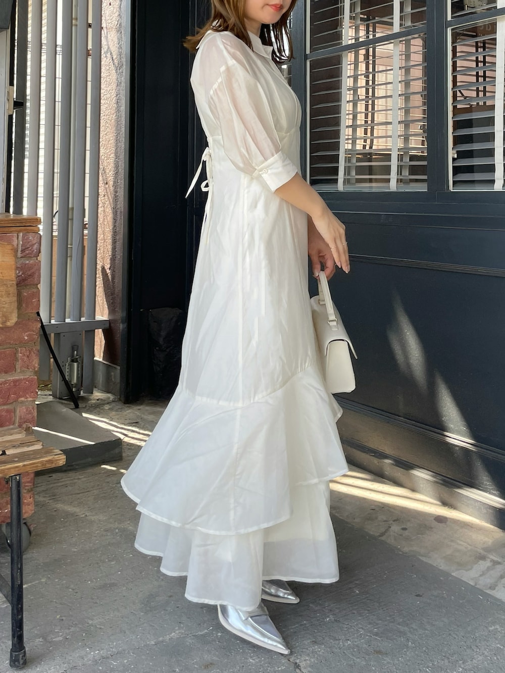 ホワイト系のワンピース、シルバー系のローファーを着用したレディースの夏コーディネートの2枚目の写真