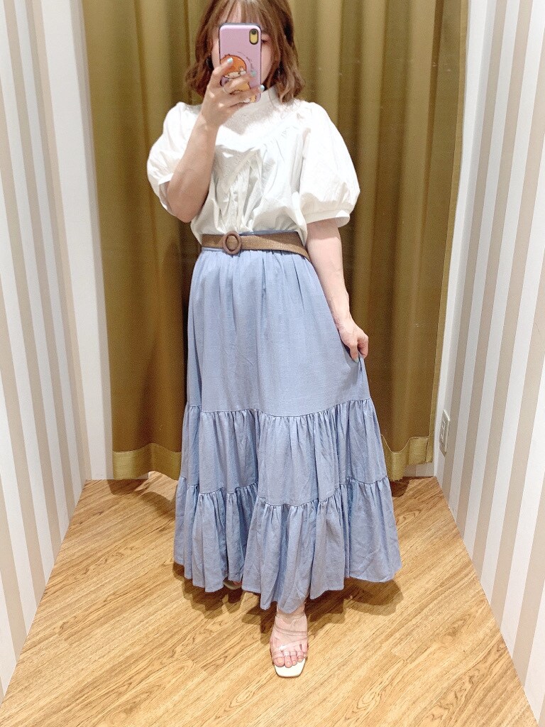 ホワイト系のシャツ/ブラウス、ベージュ系のスカート、その他のサンダルを着用したレディースの春コーディネートの9枚目の写真