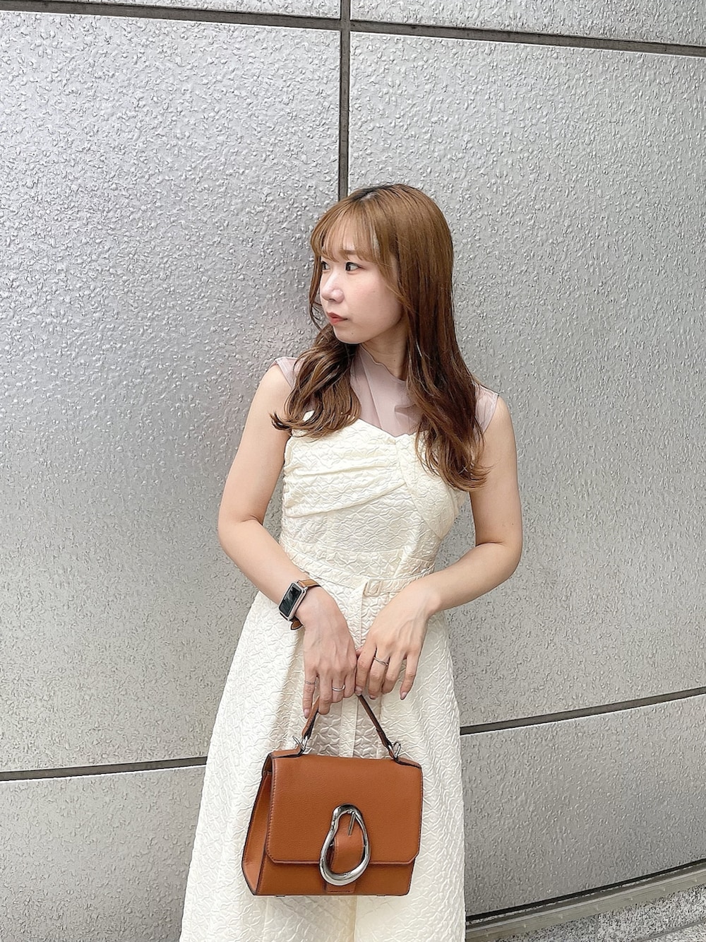 ホワイト系のワンピース、ピンク系のTシャツ/カットソー、イエロー系のハンドバッグを着用したレディースの夏コーディネートの5枚目の写真