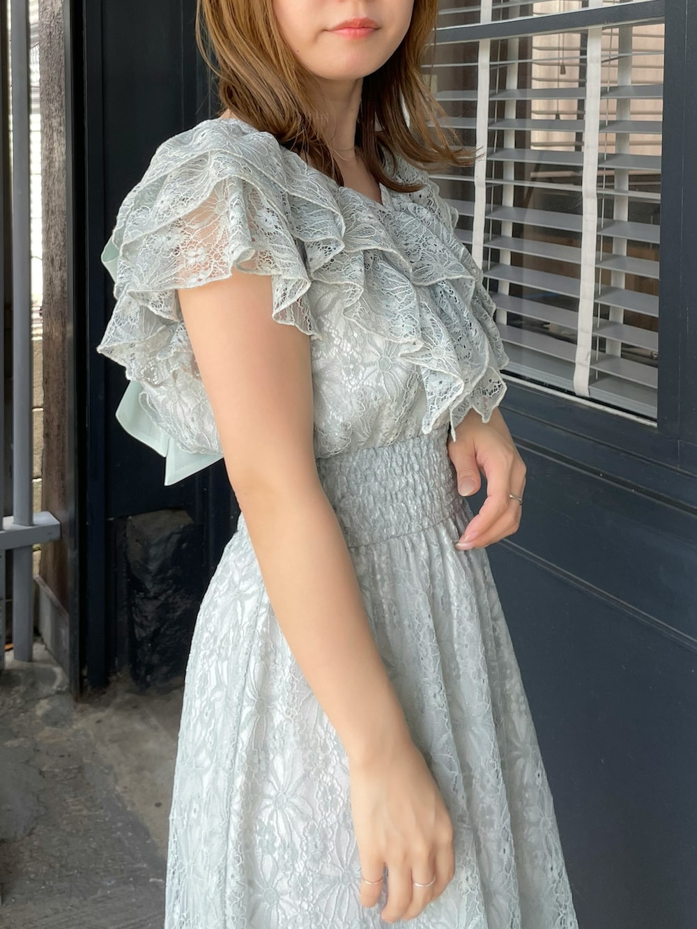 グリーン系のワンピース、シルバー系のローファーを着用したレディースの春コーディネートの7枚目の写真