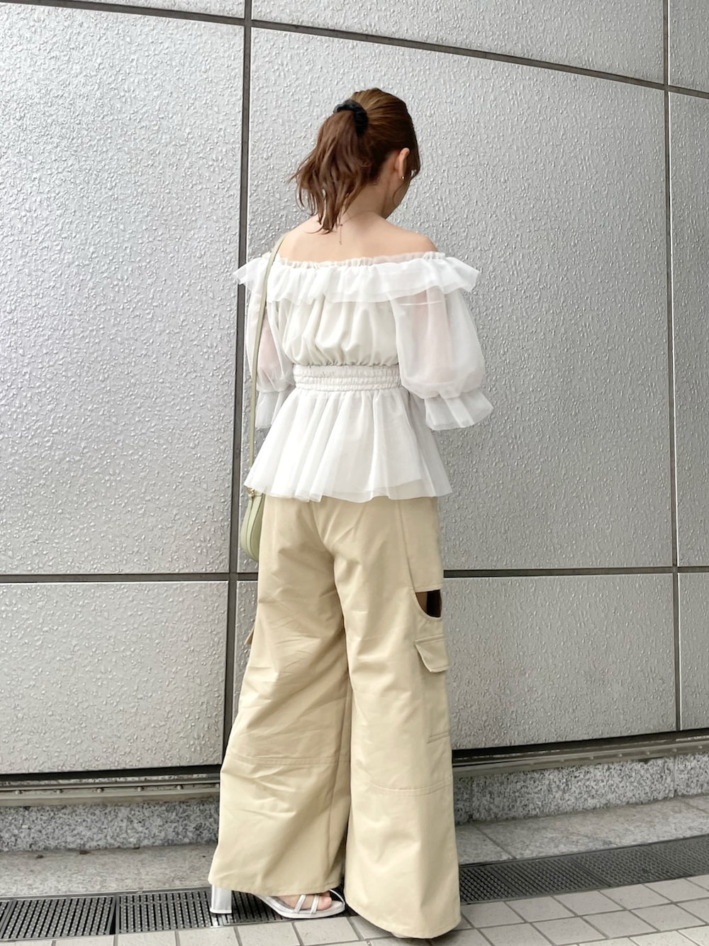 シルバー系のパンプス、ホワイト系のシャツ/ブラウス、ベージュ系のカーゴパンツを着用したレディースの春コーディネートの4枚目の写真