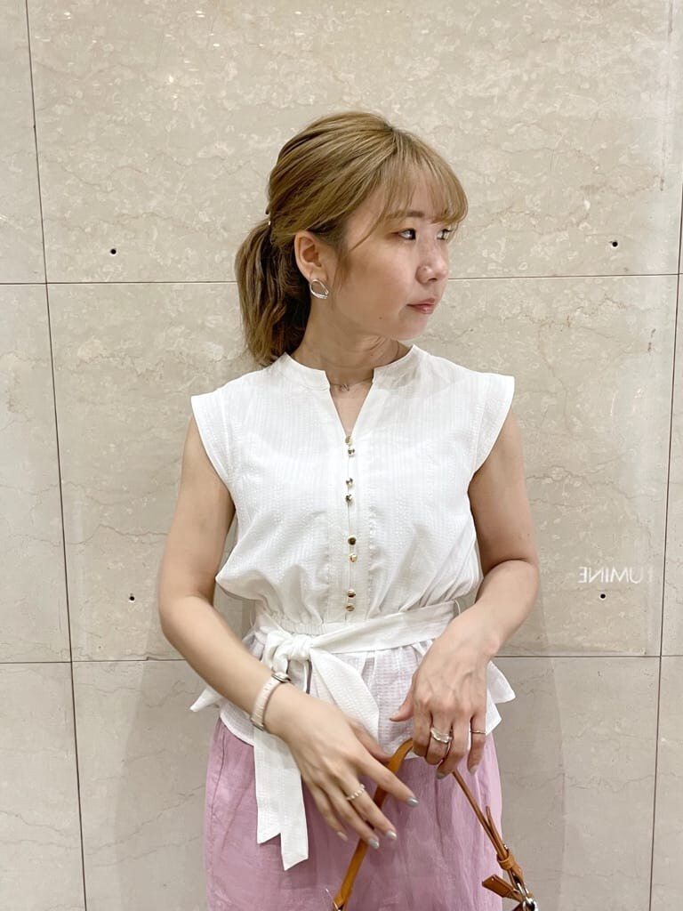 ブラウン系のハンドバッグ、ブラウン系のサンダル、ピンク系のスカートを着用したレディースの夏コーディネートの4枚目の写真