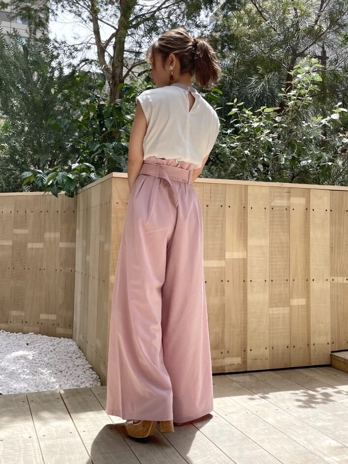 ブラウン系のハンドバッグ、その他のサンダル、ピンク系のその他パンツを着用したレディースの夏コーディネートの3枚目の写真
