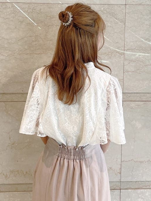 ブラウン系のハンドバッグ、ホワイト系のシャツ/ブラウス、ベージュ系のサンダルを着用したレディースの夏コーディネートの5枚目の写真