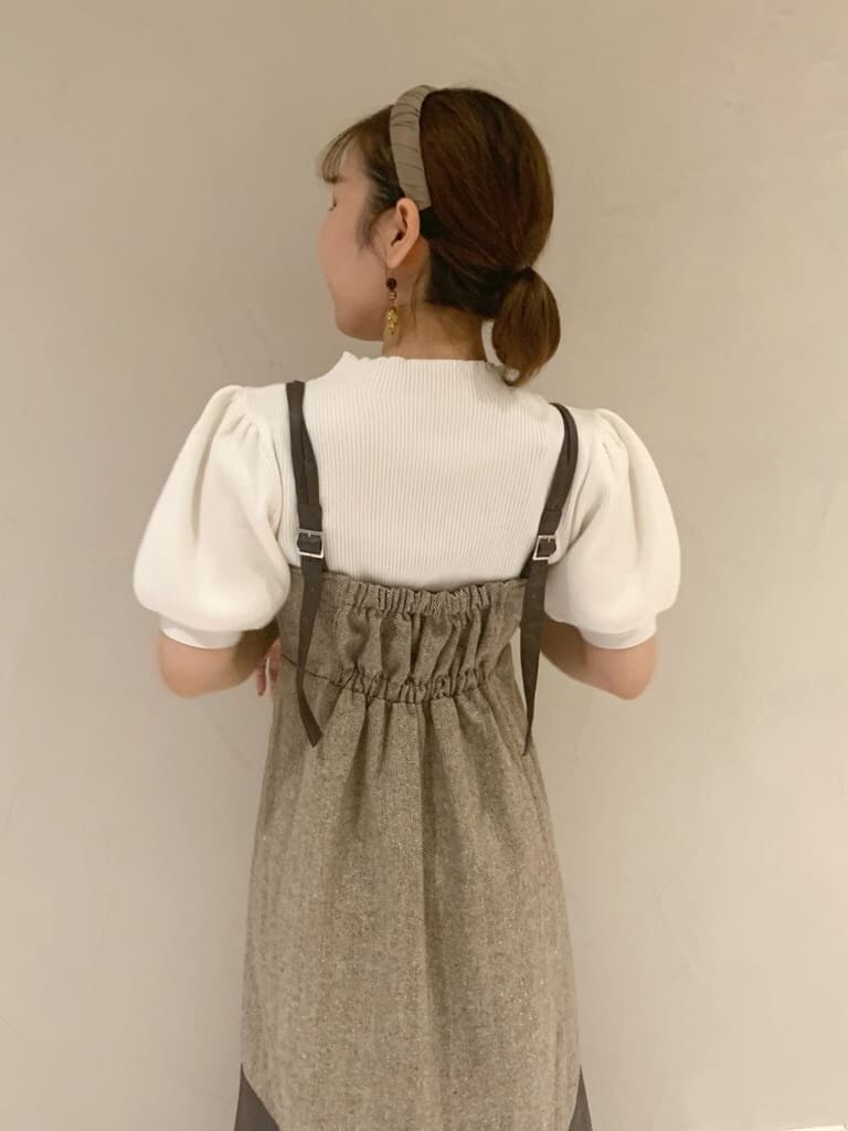 ブラウン系のワンピース、ホワイト系のパンプス、ホワイト系のニット/セーターを着用したレディースの秋コーディネートの5枚目の写真