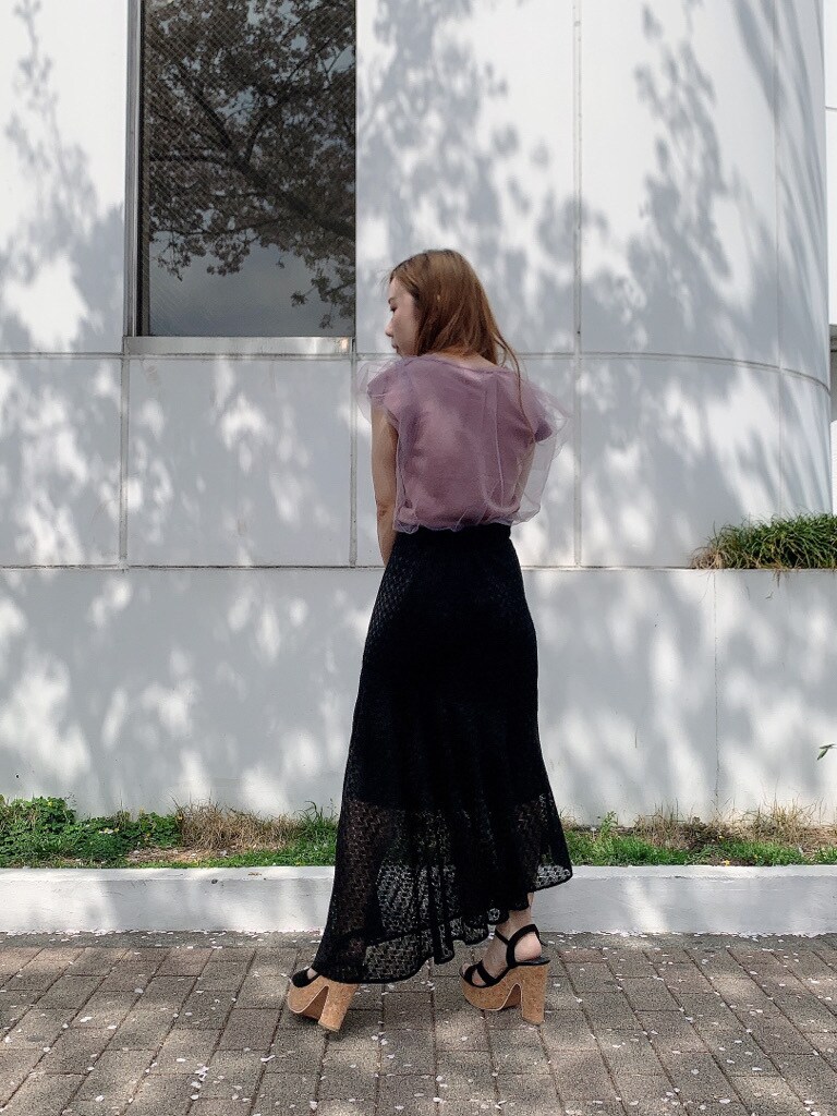 ブラック系のサンダル、ピンク系のニット/セーター、ブラック系のスカートを着用したレディースの春コーディネートの3枚目の写真