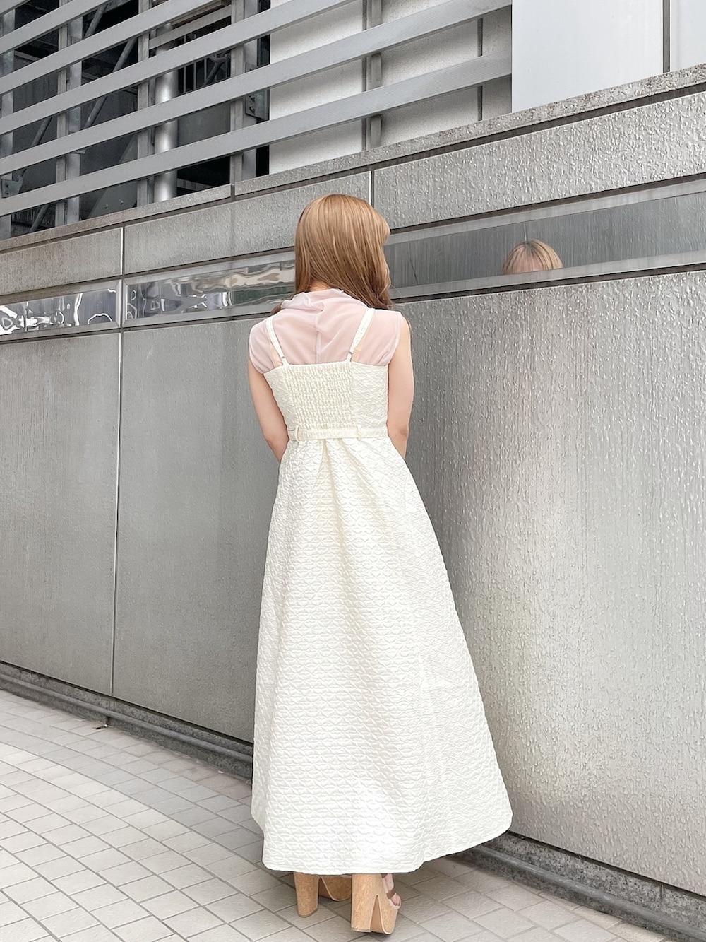 ホワイト系のワンピース、ピンク系のTシャツ/カットソー、イエロー系のハンドバッグを着用したレディースの夏コーディネートの3枚目の写真