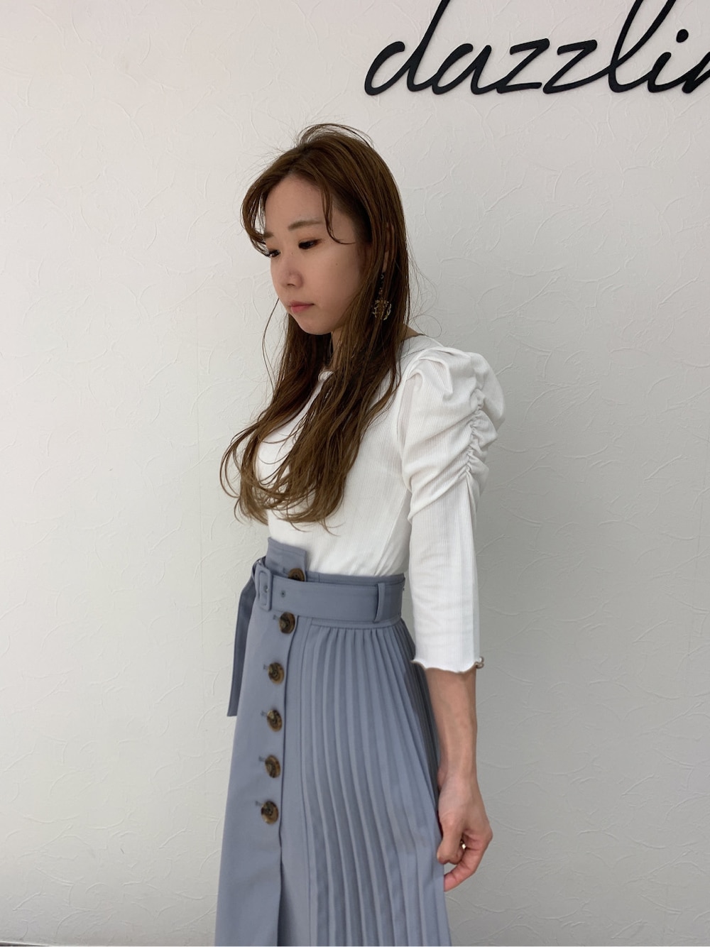 ブルー系のスカート、ホワイト系のTシャツ/カットソーを着用したレディースの春コーディネートの5枚目の写真