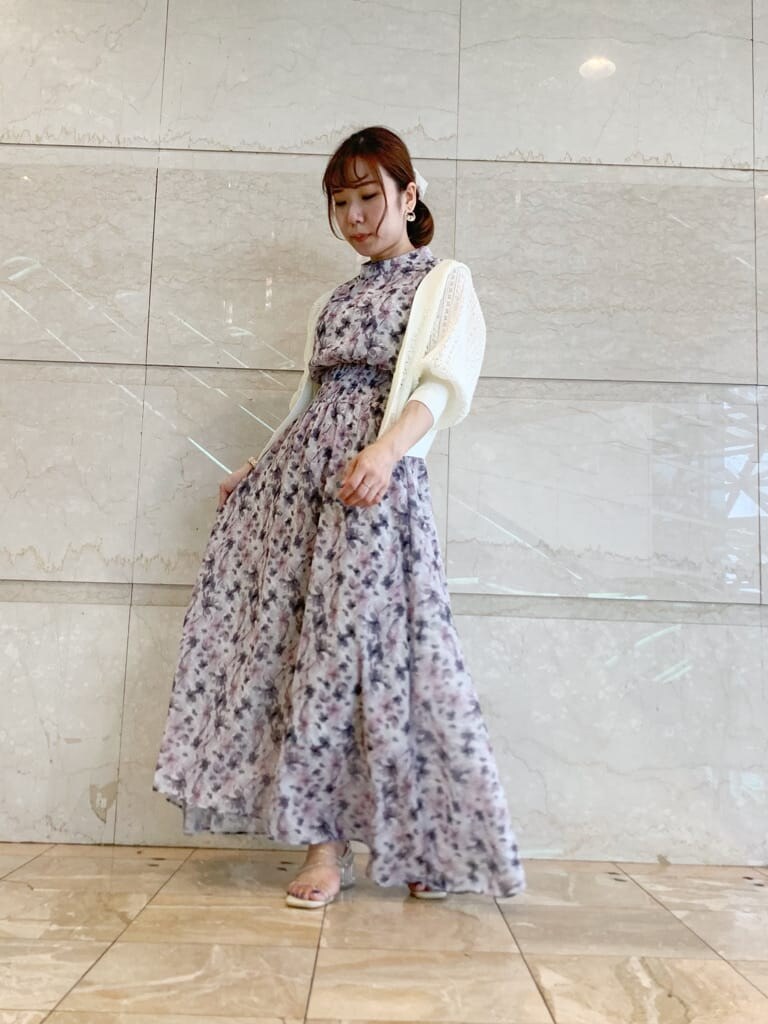 ブラウン系のサンダル、その他のサンダル、ピンク系のワンピースを着用したレディースの夏コーディネートの6枚目の写真