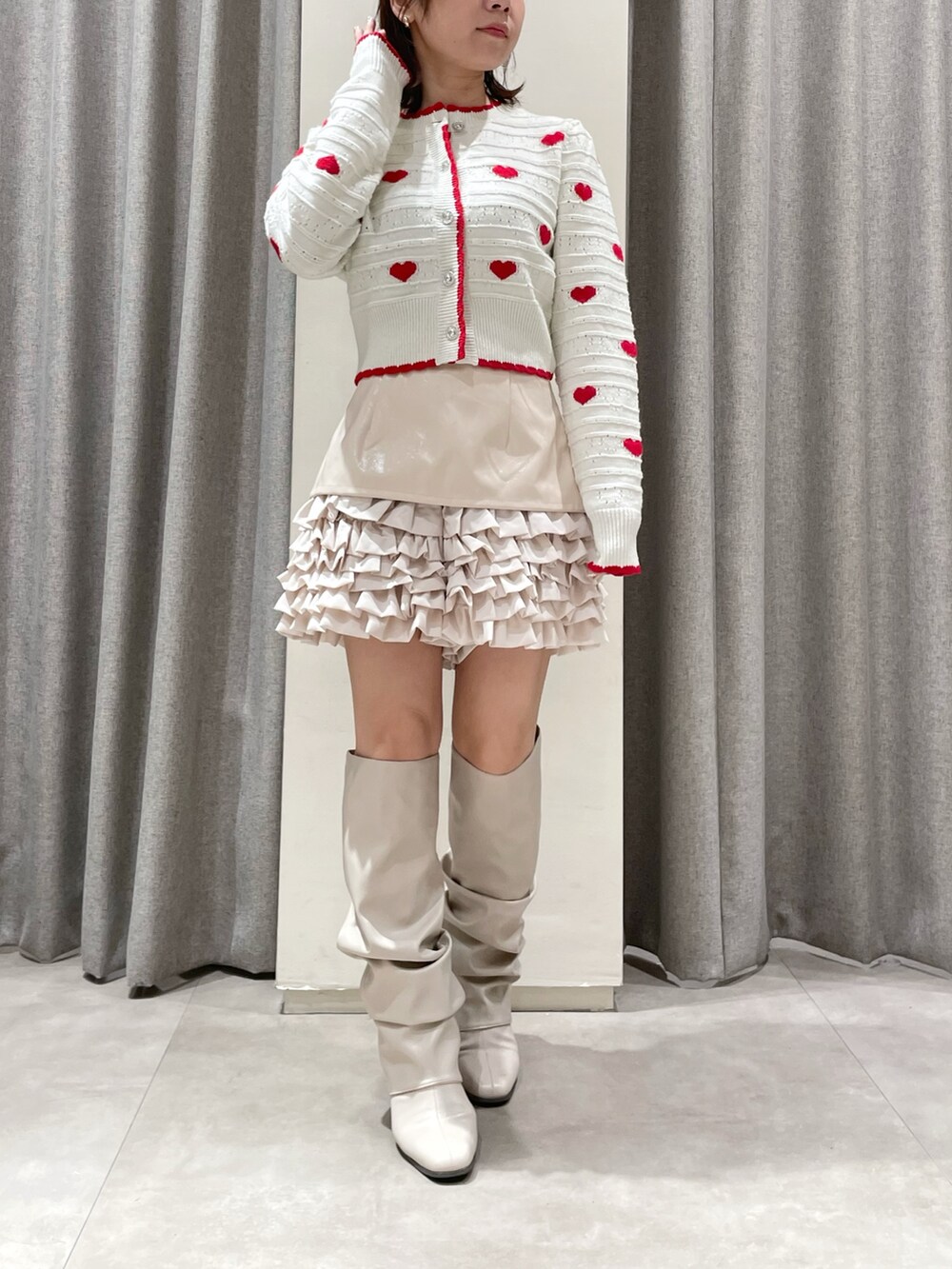 ホワイト系のカーディガン/ボレロ、ホワイト系のその他パンツ、ベージュ系のブーツを着用したレディースの秋コーディネートの5枚目の写真